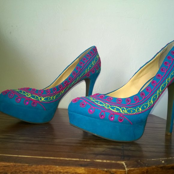 Spring Time Embroidered Heels - Picture 4 of 10